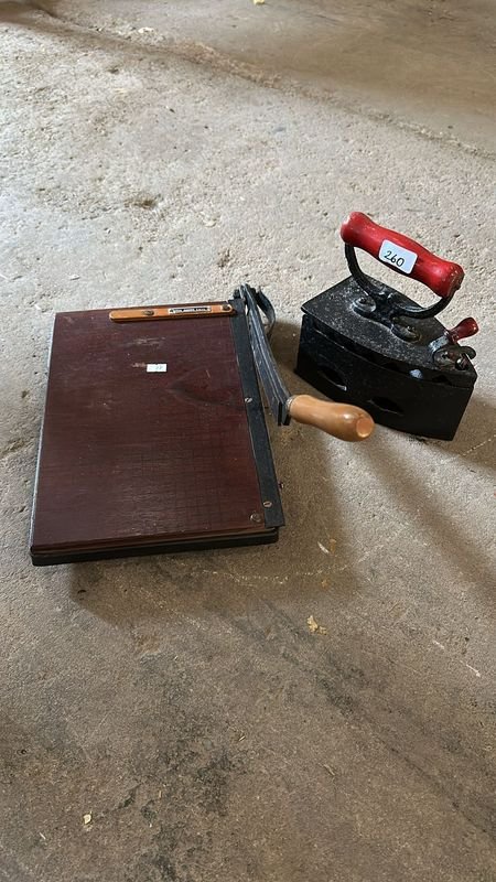 Lote siguiente: Plancha y Guillotina de Acero con Manija de Madera