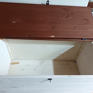 Baúl de Madera Blanco y Marrón con Herrajes Negros - imagen 4