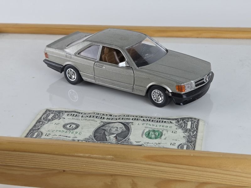 Lote anterior: Modelo de coche Mercedes Burago escala 1-26