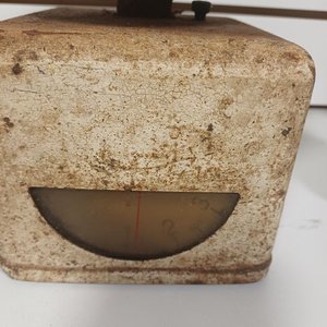 Balanza Antigua con Plato de Aluminio y Talla de Madera - imagen 4