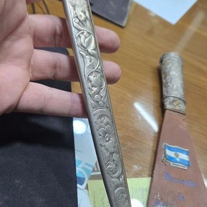 Vaina Antigua de Metal Blanco con Grabados Florales - imagen 4