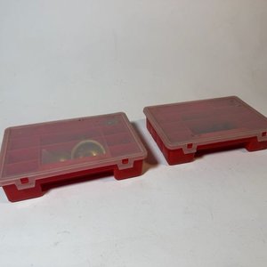 Lote anterior: Par de Organizadores Rojos con Insumos de Bronce y Otros