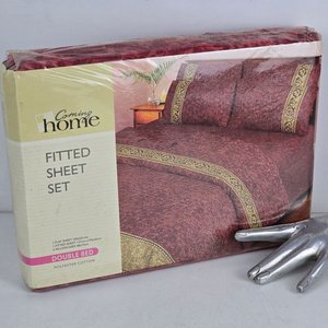 Lote siguiente: Juego de Sábanas Coming Home para Cama de Dos Plazas, Bordó con Estampados y Detalles Dorados