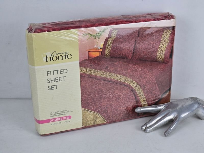 Juego de Sábanas Coming Home para Cama de Dos Plazas, Bordó con Estampados y Detalles Dorados