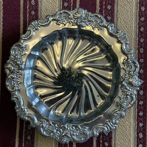 Lote de 4 Portavasos Metálicos Ornamentales y 4 Bandejas Plásticas Cuadradas - imagen 8