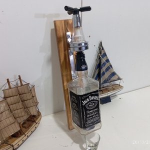4 Piezas Decorativas: Dispensador Jack Daniel's con Vaso Shot y 2 Maquetas de Barcos - imagen 3