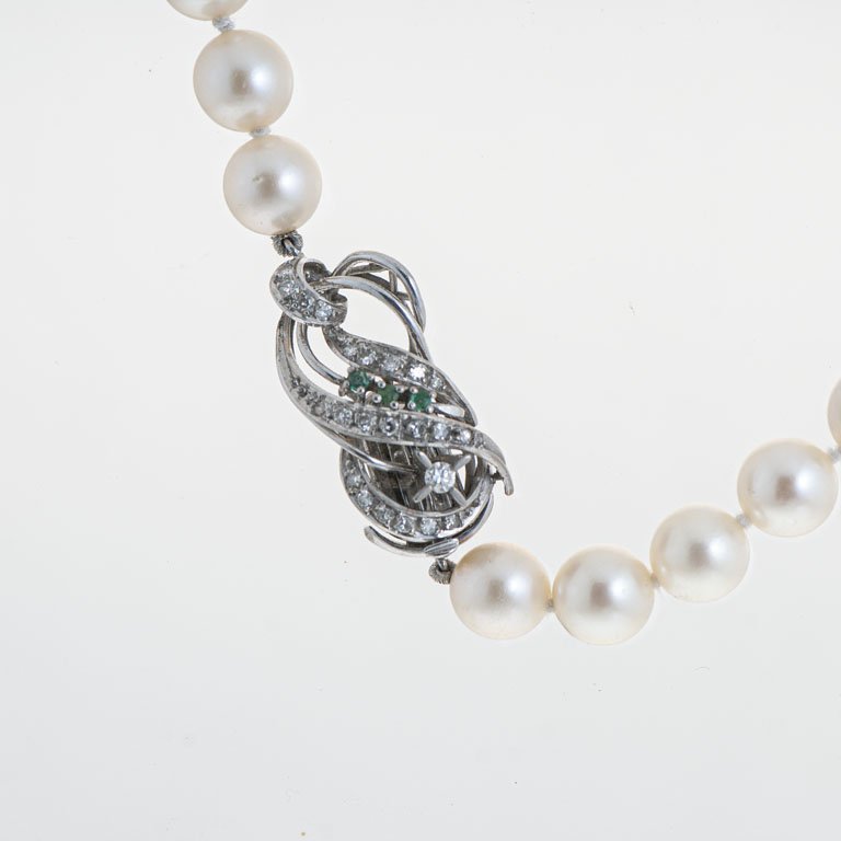 Collar de perlas y joyas en oro