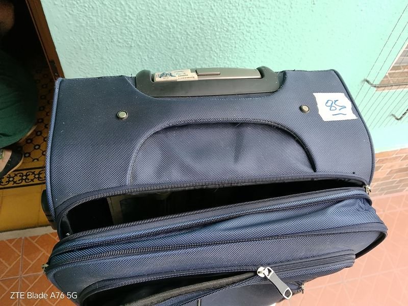 Lote siguiente: Maleta de Viaje Azul con Manija Negra