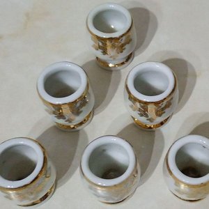 Juego de 6 Hueveras Antiguas de Porcelana Tornasolada con Detalles Florales y Bordes Dorados - imagen 2