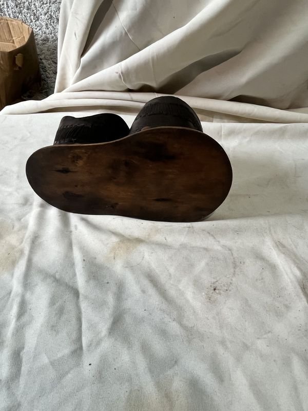 Zapatos de cuero repujados con base de madera - imagen 4