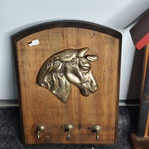 Dos Portallaves Decorativos: Caballo en Madera y Bronce y Motivo Bariloche con Termómetro - imagen 2
