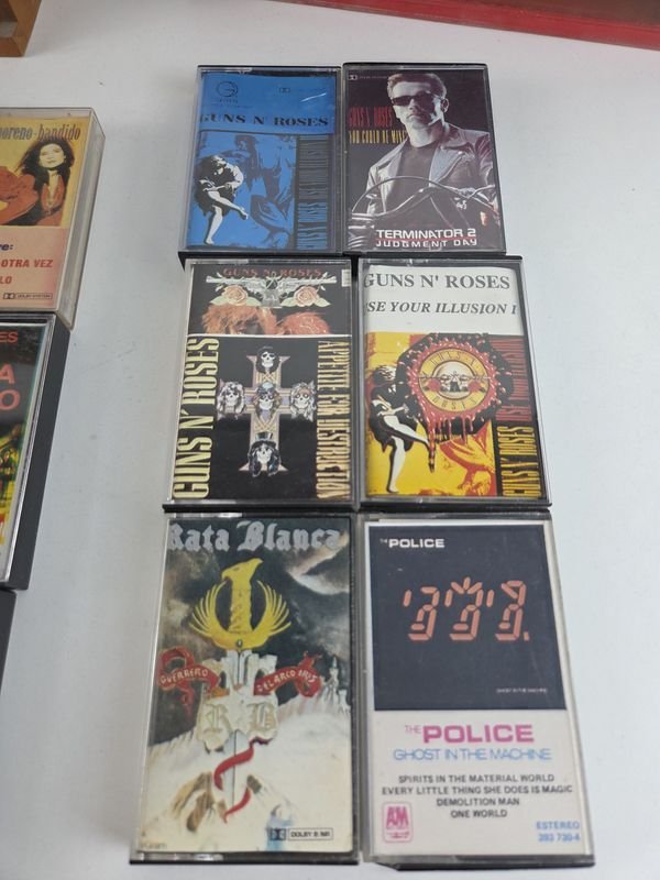 Colección de cassettes musicales en mueble de pino brasil - imagen 2