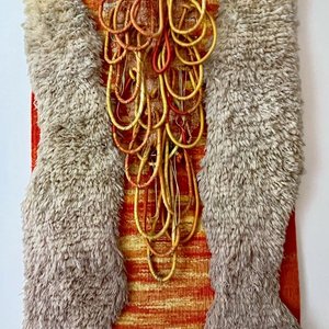 Lote siguiente: Tapiz Beige y Naranja Hecho a Mano con Texturas Variadas