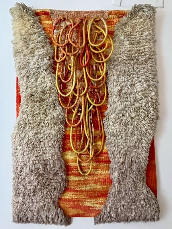 Tapiz Beige y Naranja Hecho a Mano con Texturas Variadas