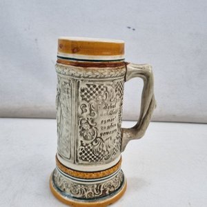 Lote siguiente: L 465 - 1 Pieza - Antigua jarra de cerveza estilo "stein" en ceramica esmaltada, con relieves y escenas tipicas alemanas