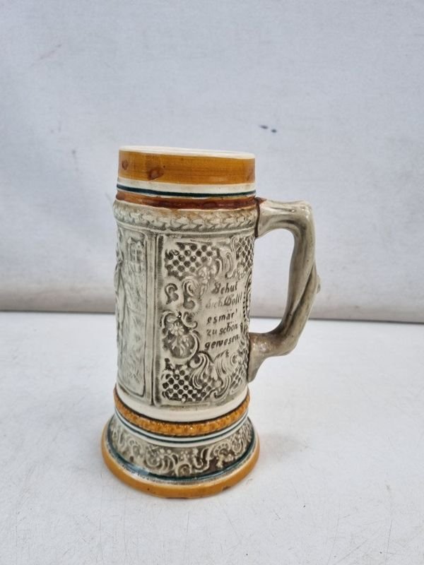 L 465 - 1 Pieza - Antigua jarra de cerveza estilo "stein" en ceramica esmaltada, con relieves y escenas tipicas alemanas