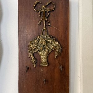 Lote siguiente: Organizador de Llaves de Madera con Aplique de Bronce Estilo Clásico