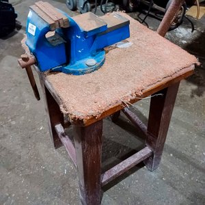 Lote de 4 morsas, dobladora de hierro y mesa de trabajo - imagen 3