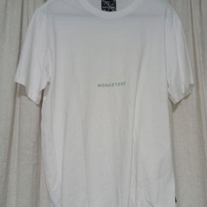 Lote siguiente: Remera Blanca Algodón Talle L Marca "MONASTERY" con Estampa