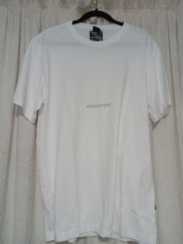 Remera Blanca Algodón Talle L Marca "MONASTERY" con Estampa