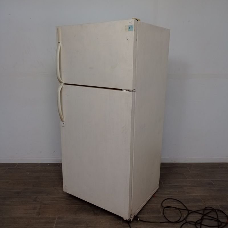 Heladera con freezer blanca marca Frigidaire - imagen 5