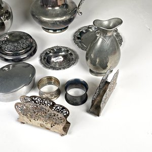Lote de 14 Piezas Metálicas: Jarras, Alhajeros, Floreros, Servilleteros y Más - imagen 5