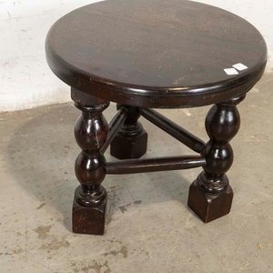 Banco Redondo de Madera Oscura con Tres Patas Torneadas - imagen 2