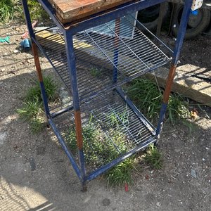 Lote siguiente: Exhibidor Metálico con Estantes de Madera