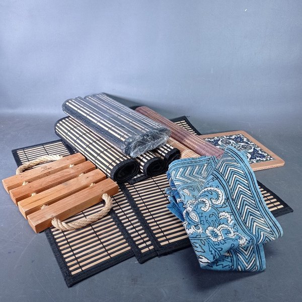 Set de 20 Piezas de Manteles Individuales y Apoya Fuentes de Madera