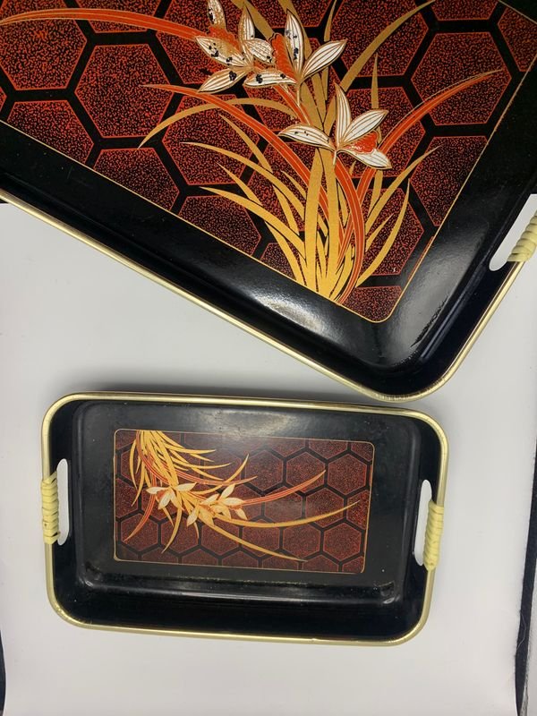 Juego de dos bandejas lacadas con diseño floral - imagen 2