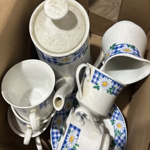 Lote siguiente: Juego de Loza Blanca con Flores y Cuadros Azules