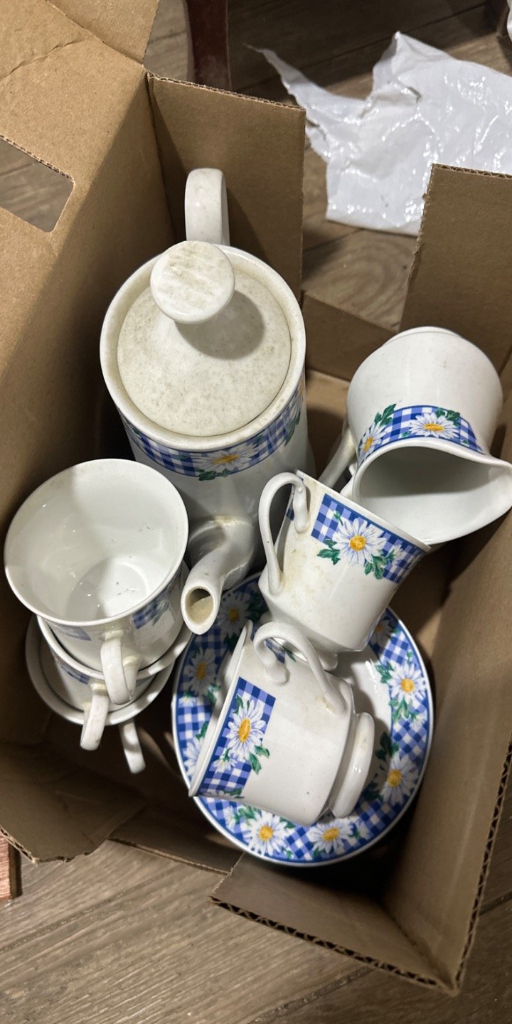 Juego de Loza Blanca con Flores y Cuadros Azules