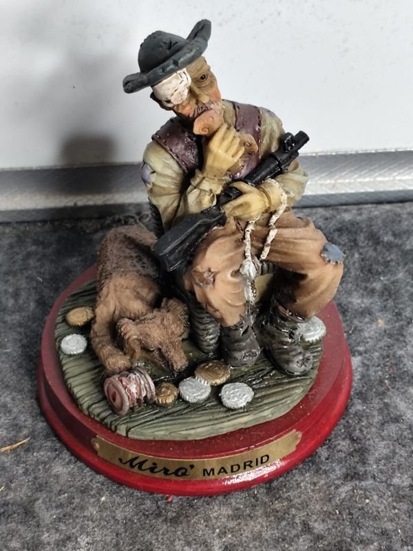Figura de Resina: Cazador con Perro y Base de Madera "Miro Madrid" - imagen 1