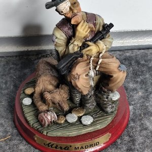 Lote siguiente: Figura de Resina: Cazador con Perro y Base de Madera "Miro Madrid"