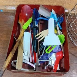 Lote de Utensilios de Cocina, Frutero Metálico y Caja Organizadora Antigua - imagen 2