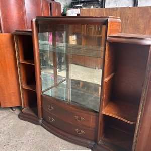 Cristalero Antiguo de Madera Oscura con Puertas de Vidrio y Cajones - imagen 3