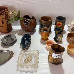 Lote de Adornos Varios: Ceniceros, Bandejas Tejidas y Más - imagen 3