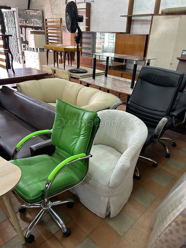 Lote de Muebles de Oficina y Hogar: Sillones, Mesas y Más