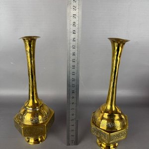 Par de Floreros de Bronce con Grabados Ornamentales - imagen 4
