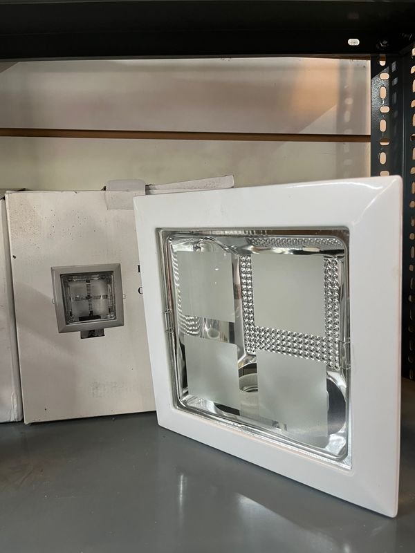 Lámparas de luz con domos de plata y base cuadrada - imagen 2