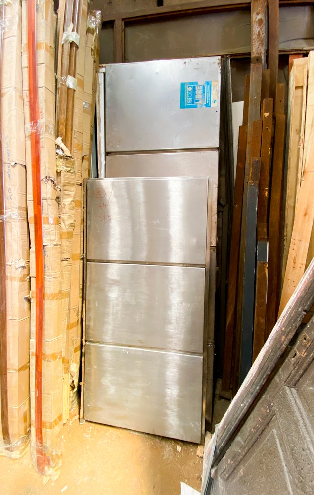 Lote siguiente: Dos chapones de acero inoxidable para refrigerador