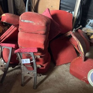 Lote siguiente: Butacas de Banco Rojas Estilo Vintage (15 Unidades)