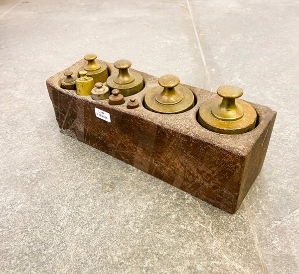 Lote siguiente: Caja de madera con pesas y monedas antiguas