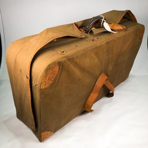 Lote siguiente: Valija Vintage de Tela y Cuero con Bolso y Cartera Marrón