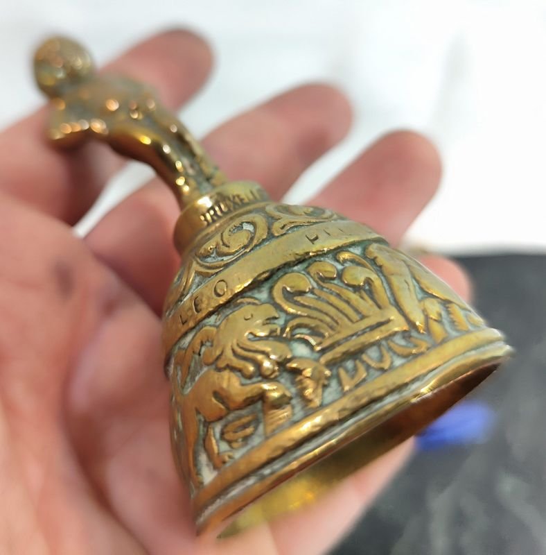 Colección de campanas de bronce con diseños ornamentales - imagen 2