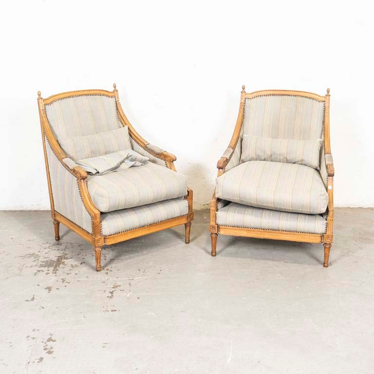 Lote siguiente: Pare de sillones Luis XVI con tapicería gris y detalles en madera