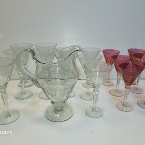 Juego de Cristalería Fina Tallada: Jarra y Copas Transparentes y Rosadas - imagen 9