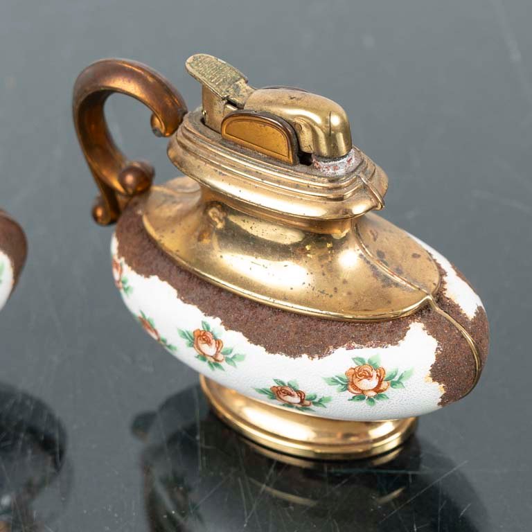 Encendedor y otro objeto de chapa esmaltada - Medidas: 10x7cm - imagen 2