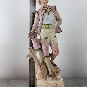 Lote siguiente: Figura de Porcelana Biscuit: Caballero Colonial Victoriano