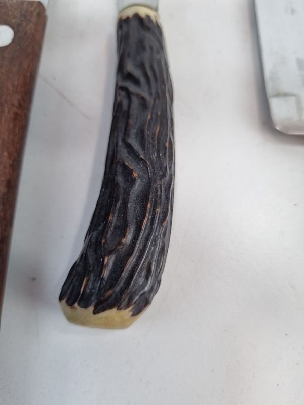 Cuchillos de cocina con inscripciones y materiales variados - imagen 5